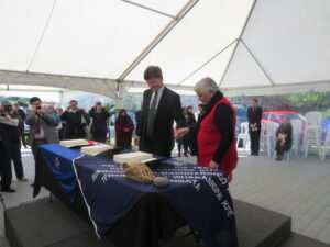 Minister of Treaty Negotiations, Christopher Finlayson, hand the pen to whaea Tariana Turia, MP for Western Māori, at the signing of the Te Ātiawa Claim Heads of Agreement, at Rangiatea, New Plymouth.